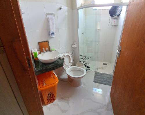 卡皮托利乌Apartamento的一间带卫生间和水槽的浴室