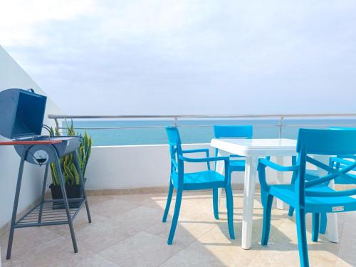 曼塔Panoramic 2 View to the ocean Manta的一张桌子和椅子,享有海景