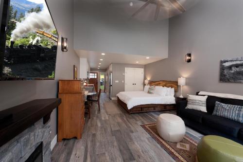 杜兰戈Tamarron HighPoint - 571的一间卧室设有一张床和一间客厅。