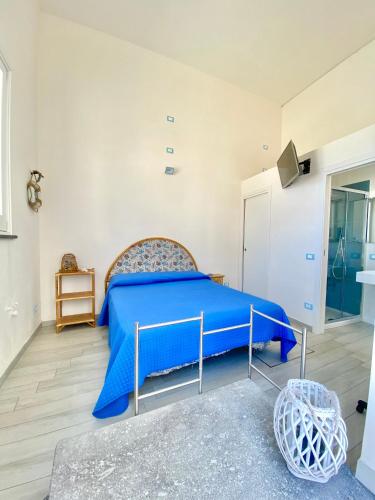马里迪莫Marettimo Appartamenti的一间位于客房内的蓝色床卧室
