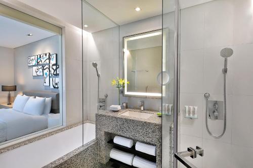 麦纳麦巴林墨丽婷市中心酒店的一间带床、水槽和淋浴的浴室