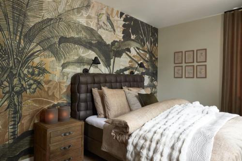 迈德雷赫特Brasserie Spoorhuis Mijdrecht的一间卧室配有一张床和热带壁纸