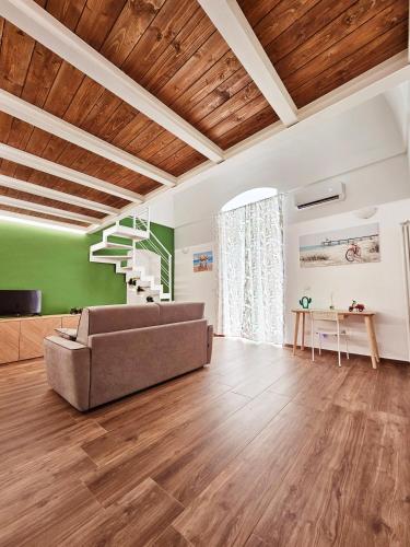 莫尔费塔Acacia Apartment的带沙发和木制天花板的客厅