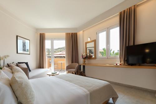 米西姆纳阿芙罗狄蒂酒店的酒店客房,配有床和电视