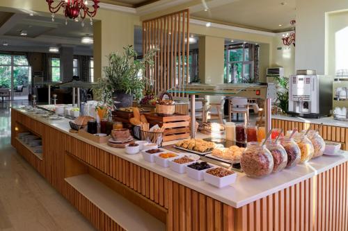 米西姆纳阿芙罗狄蒂酒店的包括不同种类糕点和甜点的自助餐