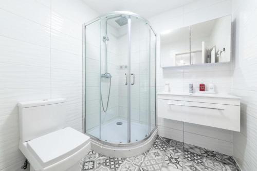 埃尔沃斯Spacious Double Bed With Sofa Bed In Isleworth TW7的带淋浴和卫生间的白色浴室