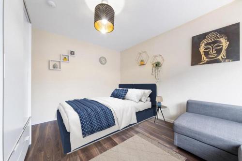 Spacious Double Bed With Sofa Bed In Isleworth TW7客房内的一张或多张床位