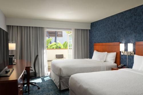 圣地亚哥圣地亚哥老城万怡酒店的酒店客房配有两张床和一张书桌