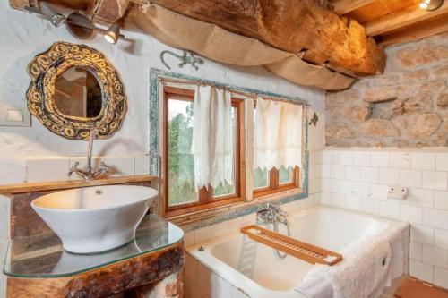 利亚内斯El nido de la golondrina的带浴缸、水槽和镜子的浴室