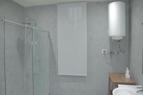 丘达德马拉波Industria Villa的带淋浴和盥洗盆的浴室