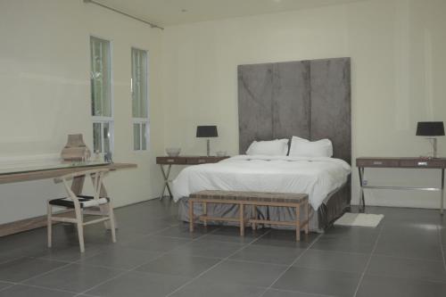 丘达德马拉波Industria Villa的一间卧室配有一张床、两张桌子和一张书桌