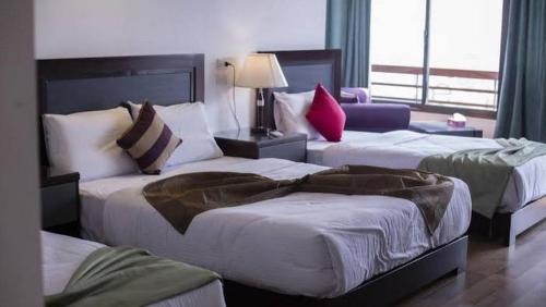 开罗Royal city hotel Cairo Caca的酒店的客房 - 带两张带枕头的床