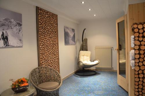 索尔达Waldheim的一间设有两把椅子和一把椅子及镜子的房间