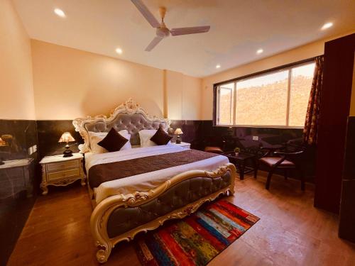 穆索里River Grand Resort - A Peaceful Stay Kempty Fall Mussoorie的一间卧室设有一张大床和大窗户