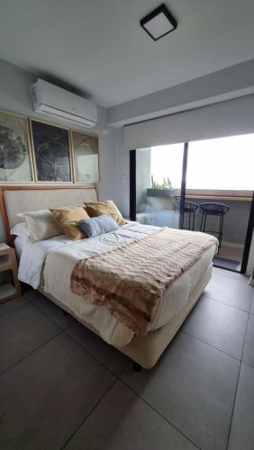 圣米格尔·德·图库玛Studio ideal viaje en pareja o trabajo的一间卧室设有一张大床和一个大窗户