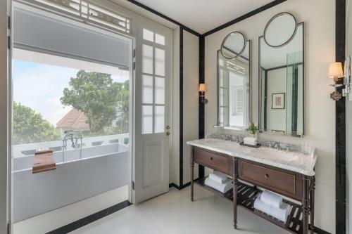 雅加达埃米塔日特里布特酒店，雅加达的一间带水槽和镜子的浴室
