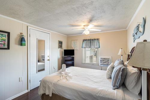 加尔维斯敦Paradise Perch的一间卧室配有一张床和吊扇