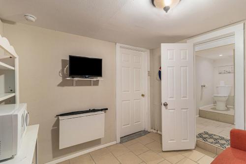 加尔维斯敦Paradise Perch的一间带卫生间的浴室和墙上的电视