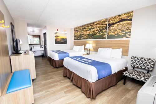 胡伯高地代顿胡伯高地戴斯酒店的酒店客房设有两张床和电视。