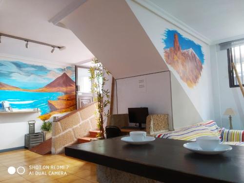 厄尔梅达诺Campobase.box的客厅配有桌子和墙上的绘画
