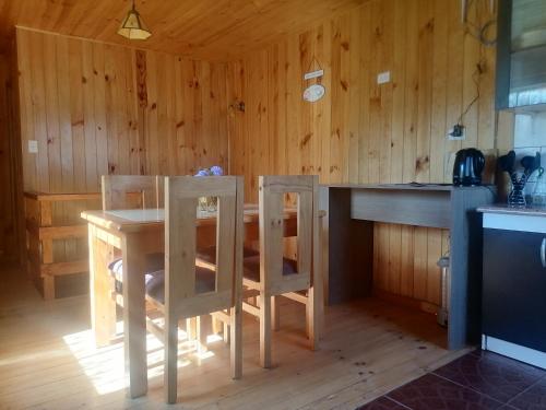 黑岛El Refugio de la Estancia的一间厨房,里面配有桌椅