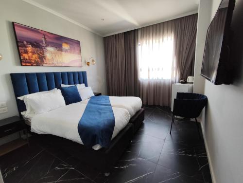 耶路撒冷Spirit of Herzl Hotel的一间设有大床和窗户的酒店客房