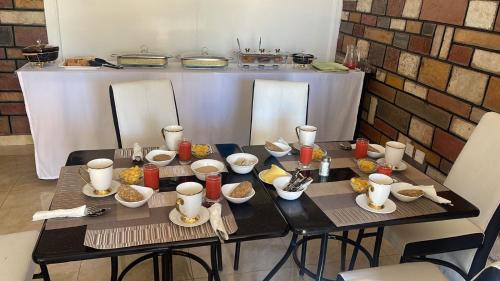 KisiiThe Mevrose Resort的桌上放有盘子和碗的食物