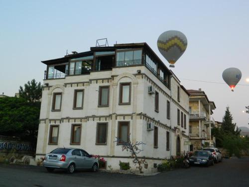 格雷梅日出景观酒店的一座有两架热气球飞越它的建筑