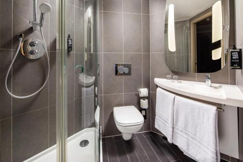 伦敦宜必思伦敦坎宁镇酒店的带淋浴、卫生间和盥洗盆的浴室