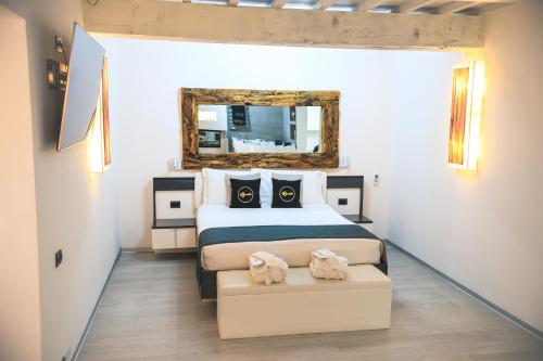 RanzanicoTHE SECRET SUITE - SUPERIOR "Lago di Endine"的一间卧室设有两张床,墙上设有一面镜子