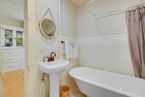普雷斯科特Cozy Historic Prescott Home Patio, Walk Downtown!的白色的浴室设有浴缸和水槽。