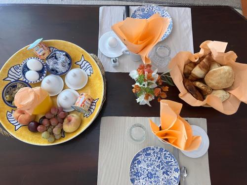 杰尔吉斯Maison d'Hote Domaine El-Manar的一张桌子,上面有蓝色和白色的盘子