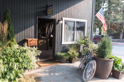杰克逊安维尔汽车旅馆的停在有美国国旗的建筑外的自行车
