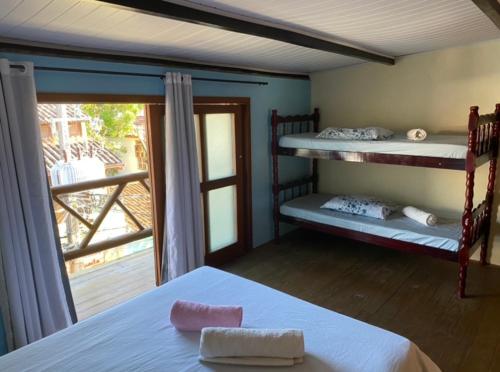 伊塔卡雷FLAT 2 QUARTOS PITUBA - ITACARÉ-Ba的一间带两张双层床的卧室和一个阳台