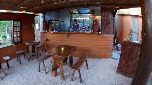圣若热岛Shanti - Hospedaria na Vila de São Jorge的一间设有柜台和桌椅的房间