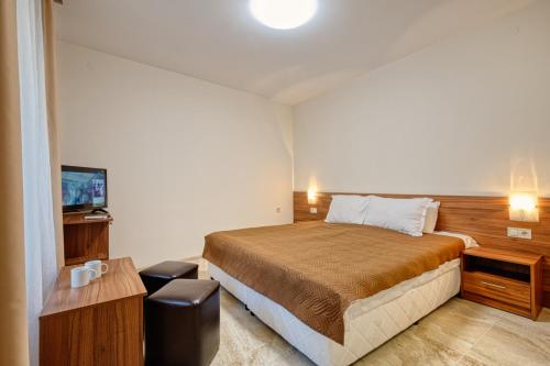 希萨里亚Къща за гости Relax的酒店客房,配有床和电视
