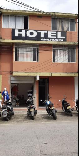 莫科阿hotel amazonico的停在大楼前的一组摩托车