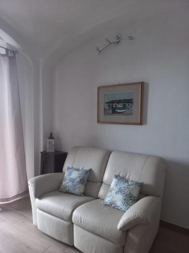 Baraggia di BocaIL VECCHIO CAMINO的客厅配有带2个枕头的白色沙发