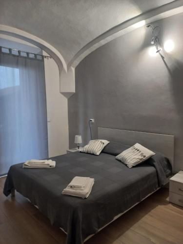Baraggia di BocaIL VECCHIO CAMINO的一间卧室配有一张床,上面有两条毛巾