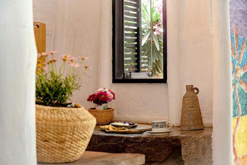 谢内吉亚区Las Cabañas de Tarii的配有鲜花和镜子的桌子的房间
