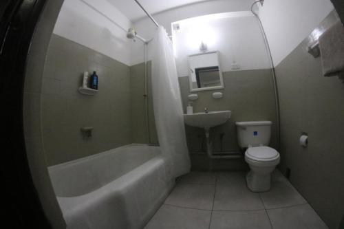 利马Most Central Place in Lima的带浴缸、卫生间和盥洗盆的浴室