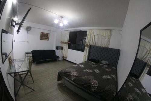 利马Most Central Place in Lima的客厅配有床和沙发