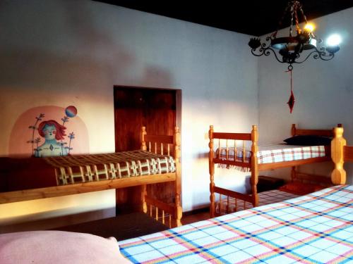 巴拉德瓦利扎斯Valizas 1900的一间卧室设有两张双层床和吊灯。