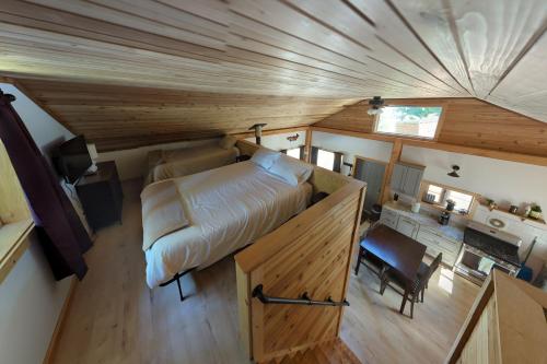 Whale Pass Adventure Cabin的小屋内卧室的顶部景色