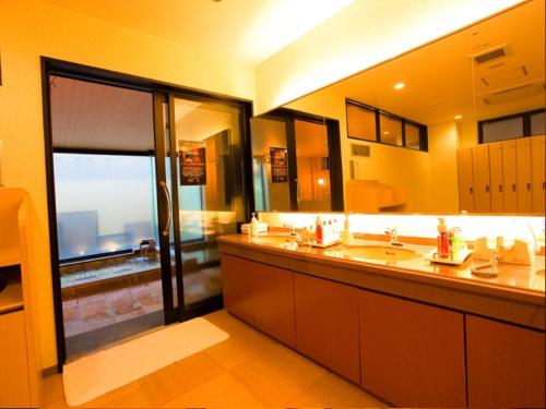 鹿儿岛鹿儿岛雷克斯登酒店的一间带水槽和大镜子的浴室