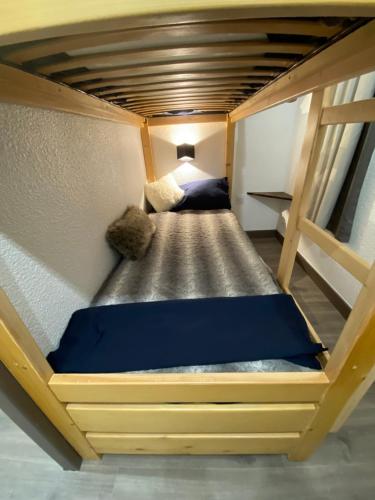 阿沃里亚兹Antarès Location Avoriaz的一间卧室配有双层床