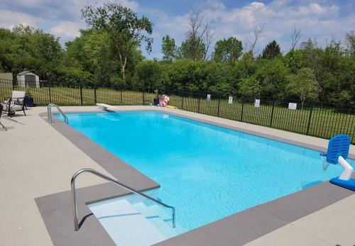 海兰帕克2-Acre Highland Park Retreat with Heated Pool ~ 5*的院子里的大型蓝色游泳池
