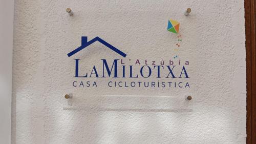 AdsubiaLa Milotxa的墙上风筝诊所的标志