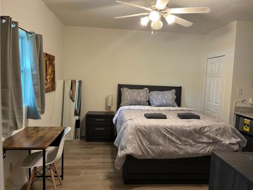 布兰登ZenHomes in Brandon near Tampa Valrico Seffner的一间卧室配有一张床和吊扇