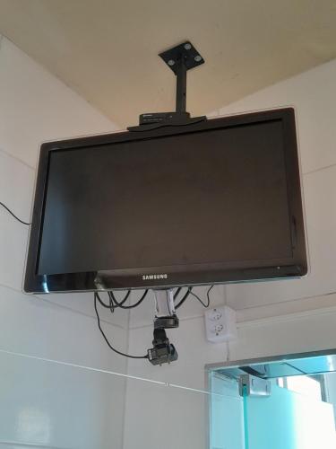 瓜拉派瑞Guarapari com elevador, Wi-Fi, TV com Smart, vista e estacionamento的挂在墙上的平面电视